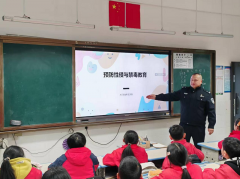 <b>课件中展现了过时食物、三无清实拍图</b>